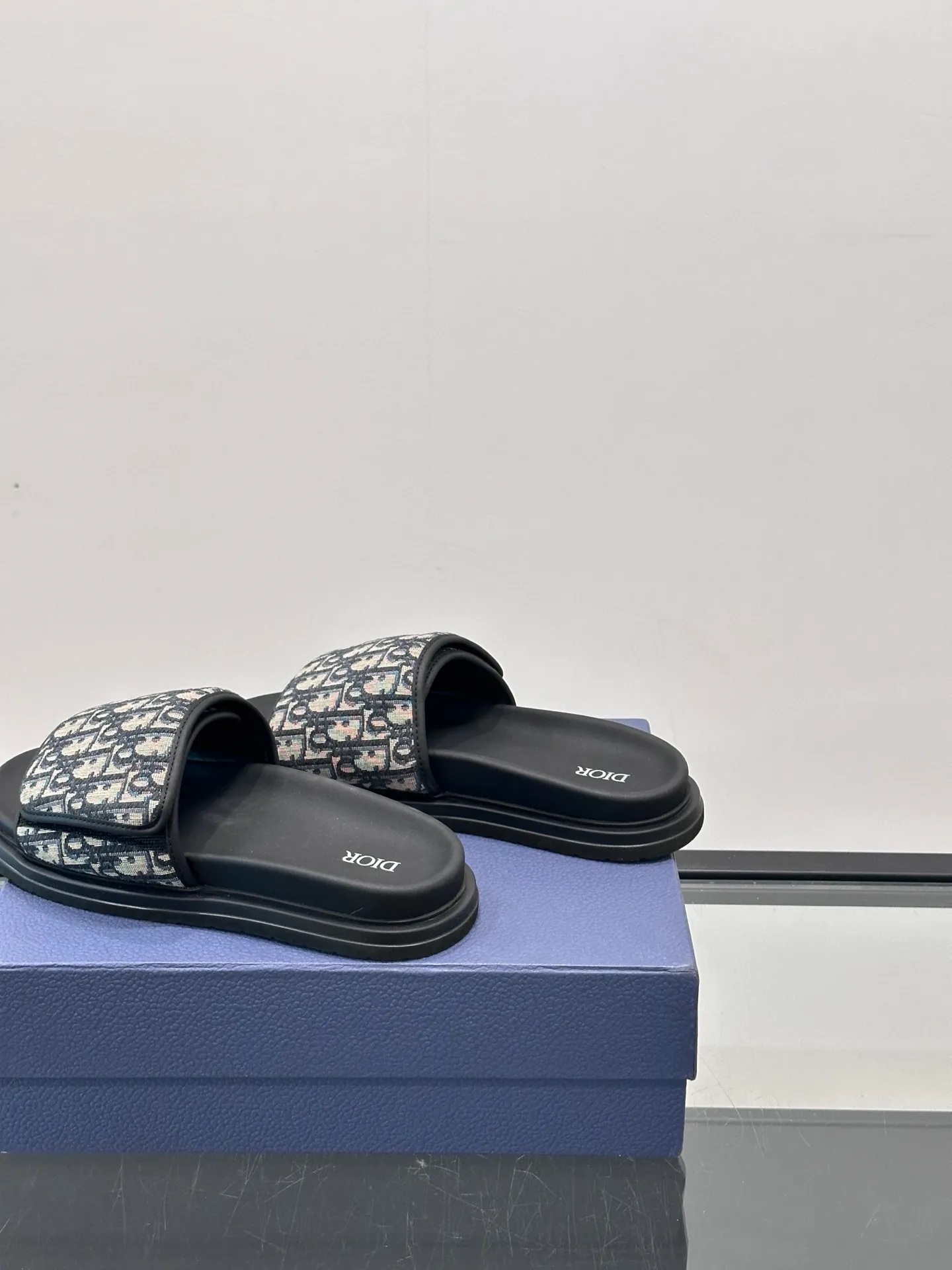 Factory price: 280💰𝐂𝐡𝐫𝐢𝐬𝐭𝐢𝐚𝐧 𝐃𝐢𝐨𝐫 Dior's latest popular sandals, classic upgraded Velcro sandals, original replicas, super durable and versatile, very comfortable on the feet, slimming and white, original cowhide leather upper, sheepskin lining Original d hardware buckle Original molded T men's shoes 💰U outsole Size: 38-44 (.45.46 customized)